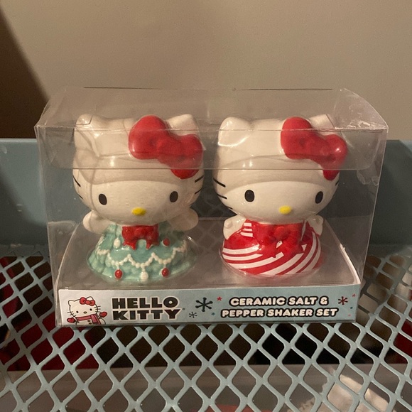 BNWT HELLO KITTY Candy Cane Christmas Tree Dress Ceramic Salt and Pepper Shakers - Picture 1 of 5
